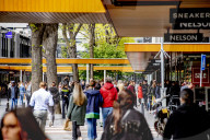 NEWS - Coronavirus: Trotz Beschränkungen: Volle Einkaufsstrasse in Rotterdam