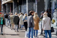 NEWS - Coronavirus: Trotz Beschränkungen: Volle Einkaufsstrasse in Rotterdam