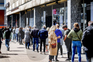 NEWS - Coronavirus: Trotz Beschränkungen: Volle Einkaufsstrasse in Rotterdam