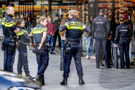 NEWS - Coronavirus: Trotz Beschränkungen: Volle Einkaufsstrasse in Rotterdam