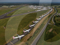 NEWS - Coronavirus: Flugzeuge von British Airways auf der Startbahn des Flughafens Bournemouth geparkt 