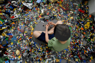 NEWS - Coronavirus: Ein Kind spielt mit Legos im Lockdown