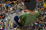 NEWS - Coronavirus: Ein Kind spielt mit Legos im Lockdown
