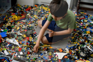 NEWS - Coronavirus: Ein Kind spielt mit Legos im Lockdown