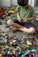 NEWS - Coronavirus: Ein Kind spielt mit Legos im Lockdown