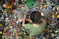 NEWS - Coronavirus: Ein Kind spielt mit Legos im Lockdown