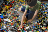 NEWS - Coronavirus: Ein Kind spielt mit Legos im Lockdown