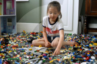 NEWS - Coronavirus: Ein Kind spielt mit Legos im Lockdown
