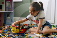 NEWS - Coronavirus: Ein Kind spielt mit Legos im Lockdown