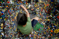 NEWS - Coronavirus: Ein Kind spielt mit Legos im Lockdown