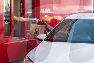 NEWS - Coronavirus: Warteschlangen vor KFC Drive Thru in London