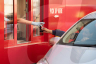 NEWS - Coronavirus: Warteschlangen vor KFC Drive Thru in London