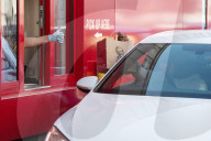 NEWS - Coronavirus: Warteschlangen vor KFC Drive Thru in London