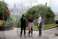 PEOPLE - Michelle Hunziker mit Tochter Aurora und Freundin Sara Daniele unterwegs in Bergamo