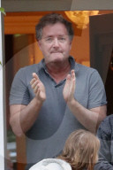 EXKLUSIV - Piers Morgan klatscht für den NHS
 in London