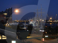 FEATURE - Vollmond über der Elbphilharmonie in Hamburg
