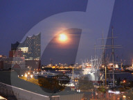 FEATURE - Vollmond über der Elbphilharmonie in Hamburg