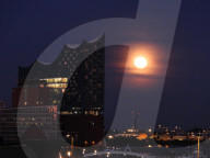 FEATURE - Vollmond über der Elbphilharmonie in Hamburg