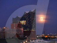FEATURE - Vollmond über der Elbphilharmonie in Hamburg