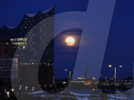 FEATURE - Vollmond über der Elbphilharmonie in Hamburg