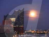 FEATURE - Vollmond über der Elbphilharmonie in Hamburg