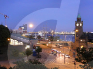 FEATURE - Vollmond über der Elbphilharmonie in Hamburg