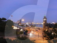 FEATURE - Vollmond über der Elbphilharmonie in Hamburg