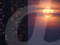 FEATURE - Vollmond über der Elbphilharmonie in Hamburg