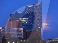 FEATURE - Vollmond über der Elbphilharmonie in Hamburg