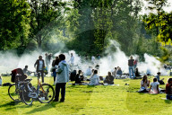 NEWS - Coronavirus: Bei schönen Wetter ist in den Parks von Rotterdam nicht mehr viel vom Abstand zu sehen