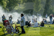 NEWS - Coronavirus: Bei schönen Wetter ist in den Parks von Rotterdam nicht mehr viel vom Abstand zu sehen