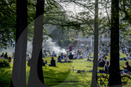 NEWS - Coronavirus: Bei schönen Wetter ist in den Parks von Rotterdam nicht mehr viel vom Abstand zu sehen