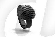 FEATURE - Tragbarer Bluetooth-Lautsprecher in Armbanduhrgrösse am Handgelenk