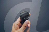 FEATURE - Tragbarer Bluetooth-Lautsprecher in Armbanduhrgrösse am Handgelenk