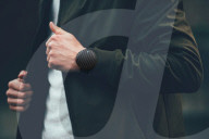 FEATURE - Tragbarer Bluetooth-Lautsprecher in Armbanduhrgrösse am Handgelenk