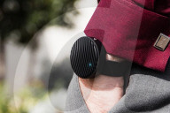 FEATURE - Tragbarer Bluetooth-Lautsprecher in Armbanduhrgrösse am Handgelenk