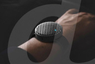 FEATURE - Tragbarer Bluetooth-Lautsprecher in Armbanduhrgrösse am Handgelenk