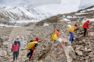 NEWS - Freiwillige sammeln Müll im Himalayagebiet in Shigatse, Tibet, China