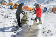 NEWS - Freiwillige sammeln Müll im Himalayagebiet in Shigatse, Tibet, China