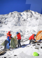 NEWS - Freiwillige sammeln Müll im Himalayagebiet in Shigatse, Tibet, China