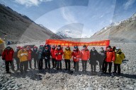 NEWS - Freiwillige sammeln Müll im Himalayagebiet in Shigatse, Tibet, China