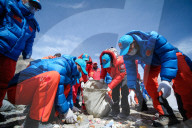 NEWS - Freiwillige sammeln Müll im Himalayagebiet in Shigatse, Tibet, China