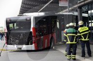 NEWS - Gelenkbus fährt ungebremst in Busbahnhofseingang in Bergedorf