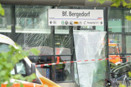 NEWS - Gelenkbus fährt ungebremst in Busbahnhofseingang in Bergedorf