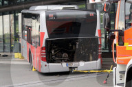 NEWS - Gelenkbus fährt ungebremst in Busbahnhofseingang in Bergedorf