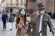 NEWS - Coronavirus:  Kuss auf der Strasse in Coronazeiten in Bologna