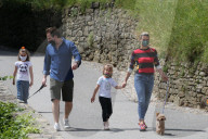 PEOPLE - Michelle Hunziker mit Tomaso Trussardi und den Töchtern Sole und Celeste beim Gassi gehen