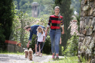 PEOPLE - Michelle Hunziker mit Tomaso Trussardi und den Töchtern Sole und Celeste beim Gassi gehen