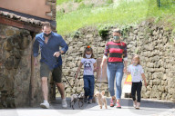 PEOPLE - Michelle Hunziker mit Tomaso Trussardi und den Töchtern Sole und Celeste beim Gassi gehen