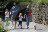 PEOPLE - Michelle Hunziker mit Tomaso Trussardi und den Töchtern Sole und Celeste beim Gassi gehen